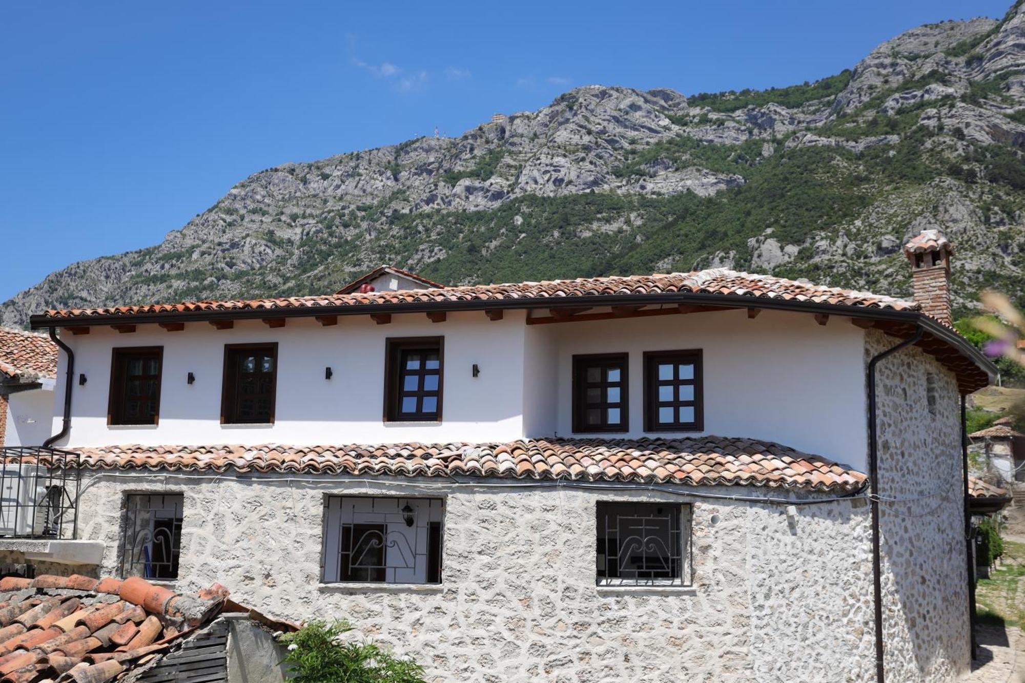 The House Of Dollma , Inside Kruja Castle Hotel Exterior foto