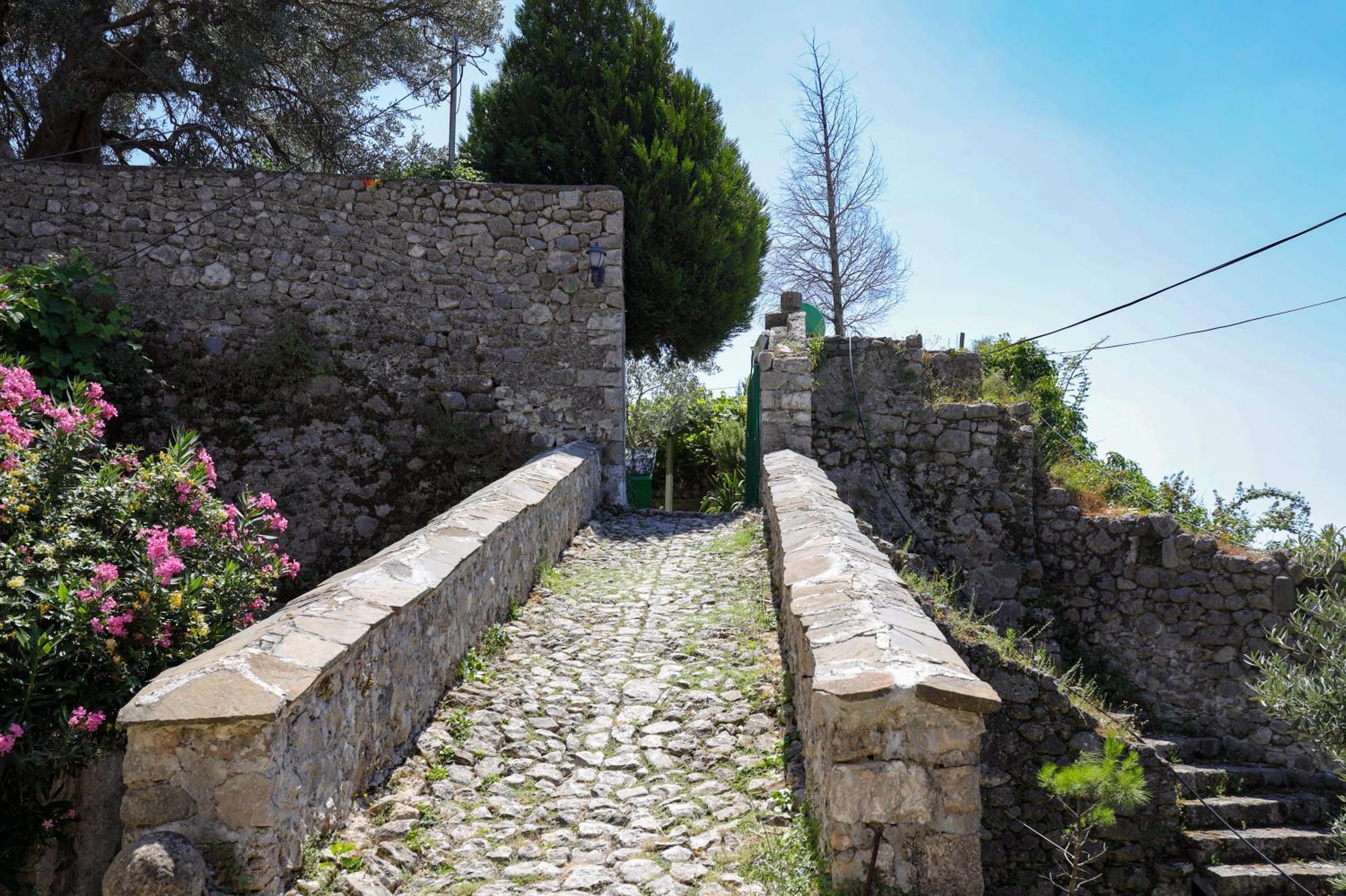 The House Of Dollma , Inside Kruja Castle Hotel Exterior foto