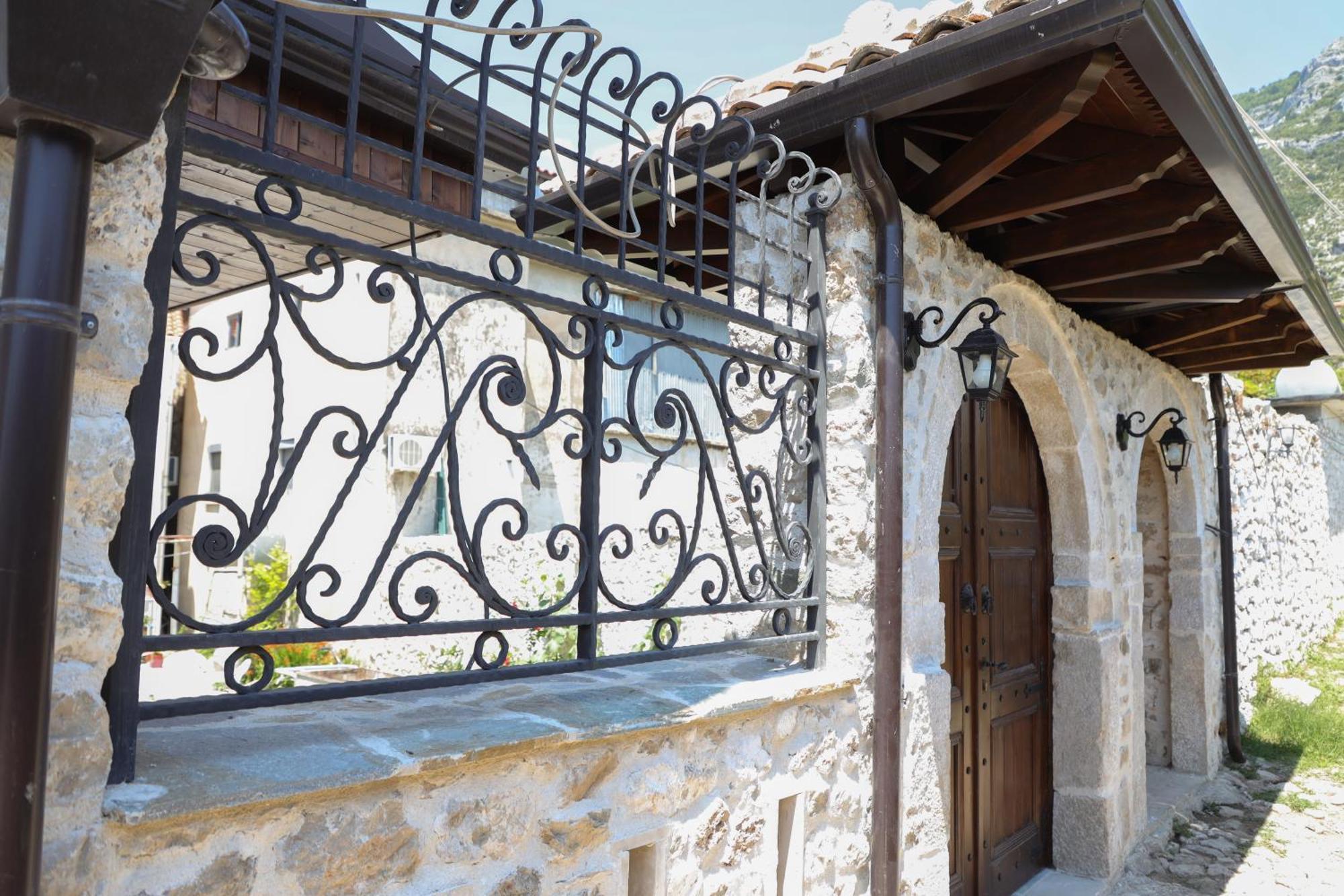 The House Of Dollma , Inside Kruja Castle Hotel Exterior foto