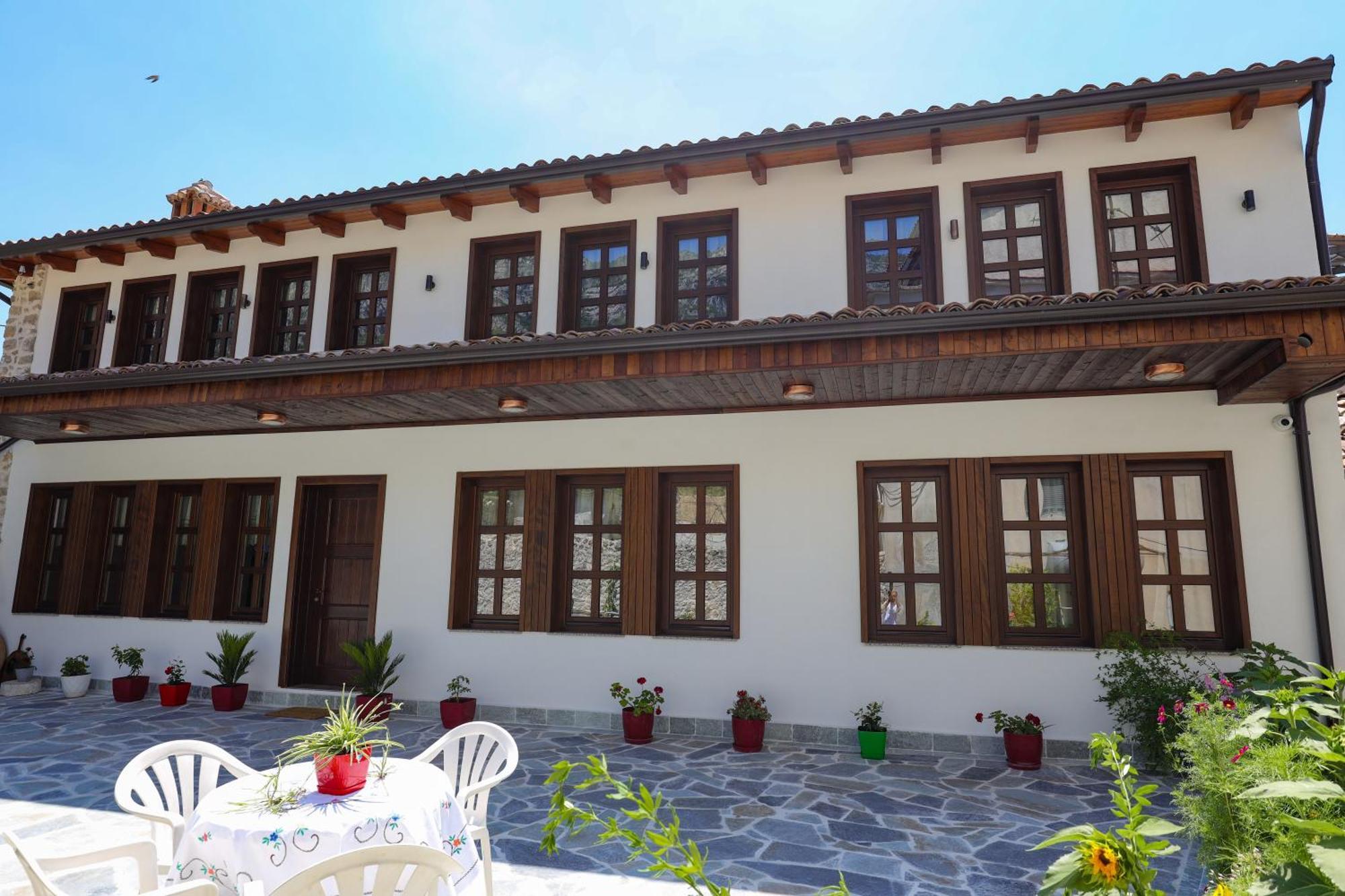 The House Of Dollma , Inside Kruja Castle Hotel Exterior foto