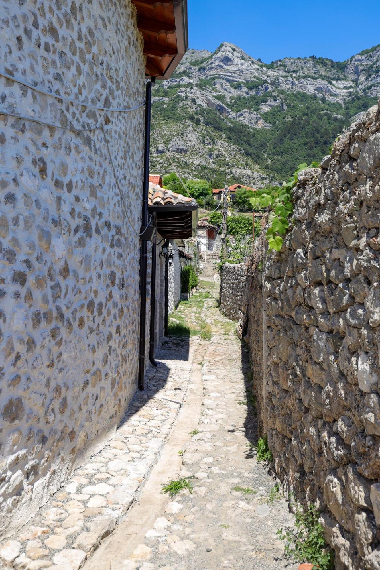The House Of Dollma , Inside Kruja Castle Hotel Exterior foto